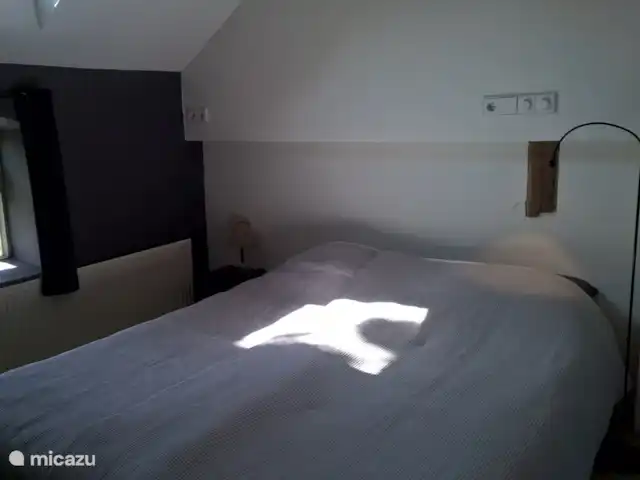 Deze slaapkamer heeft een extra lang bed van 2.10m. Met verstelbare matrassen.